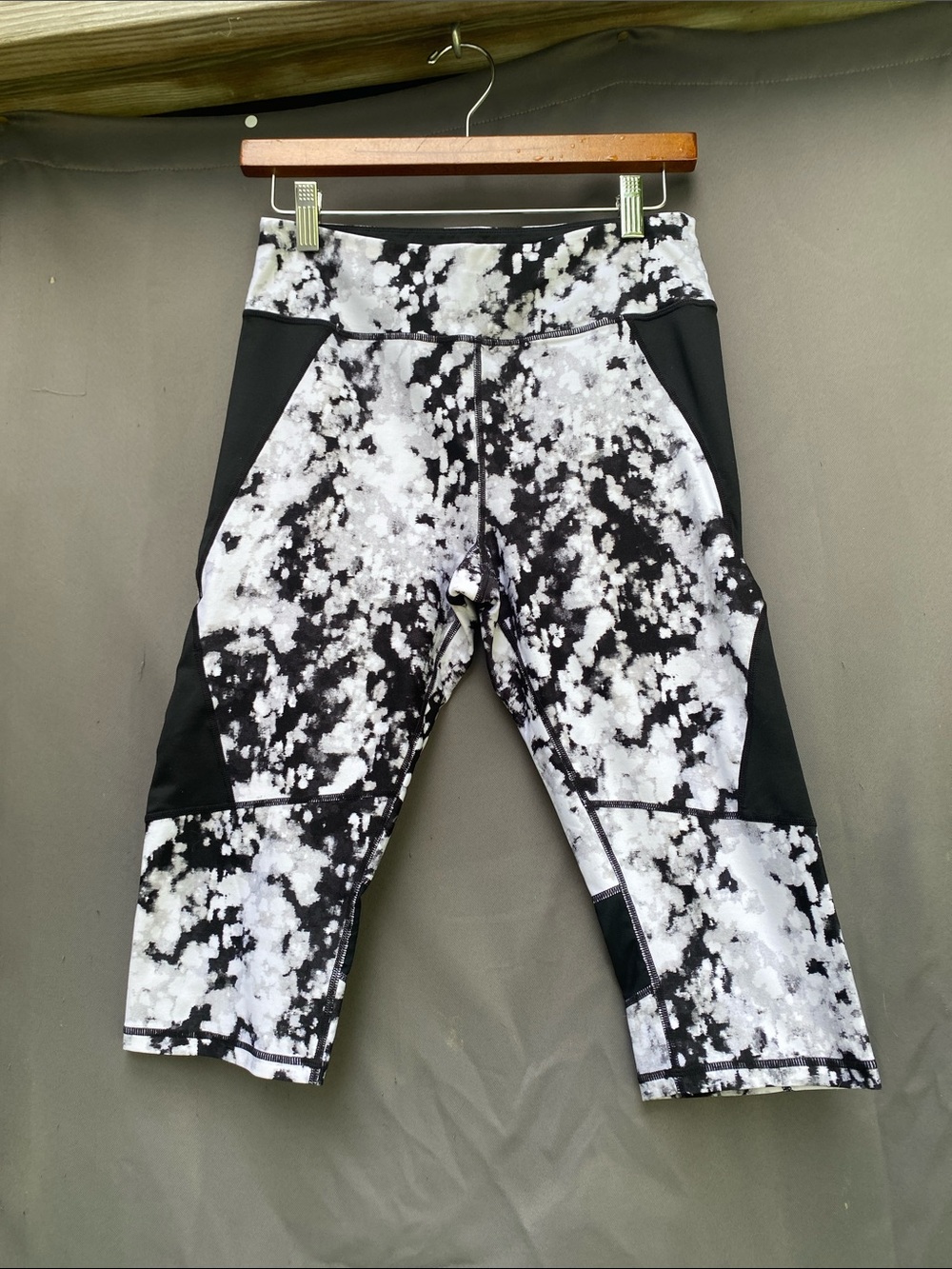 Calvin Klein Black & White Patterned Capri Leggings